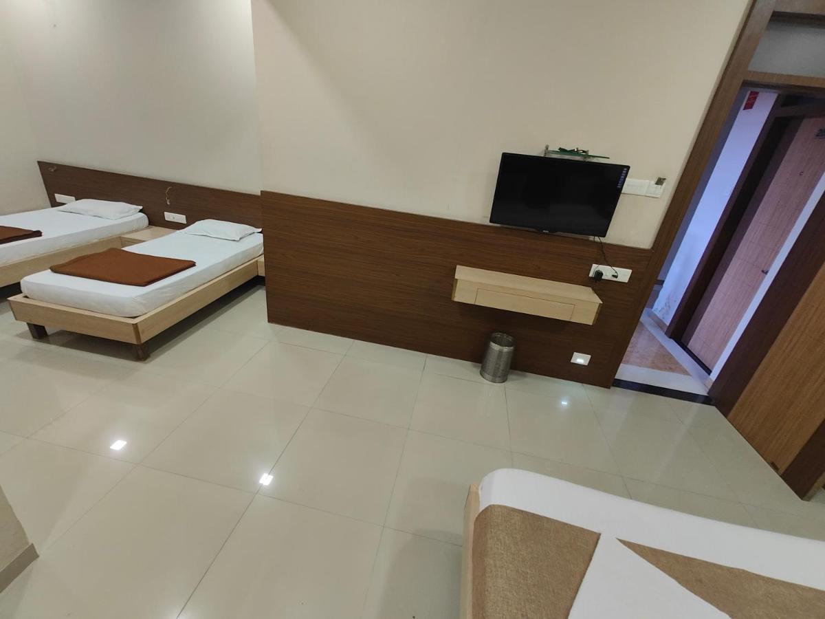Hotel Midtown Inn Nashik Buitenkant foto