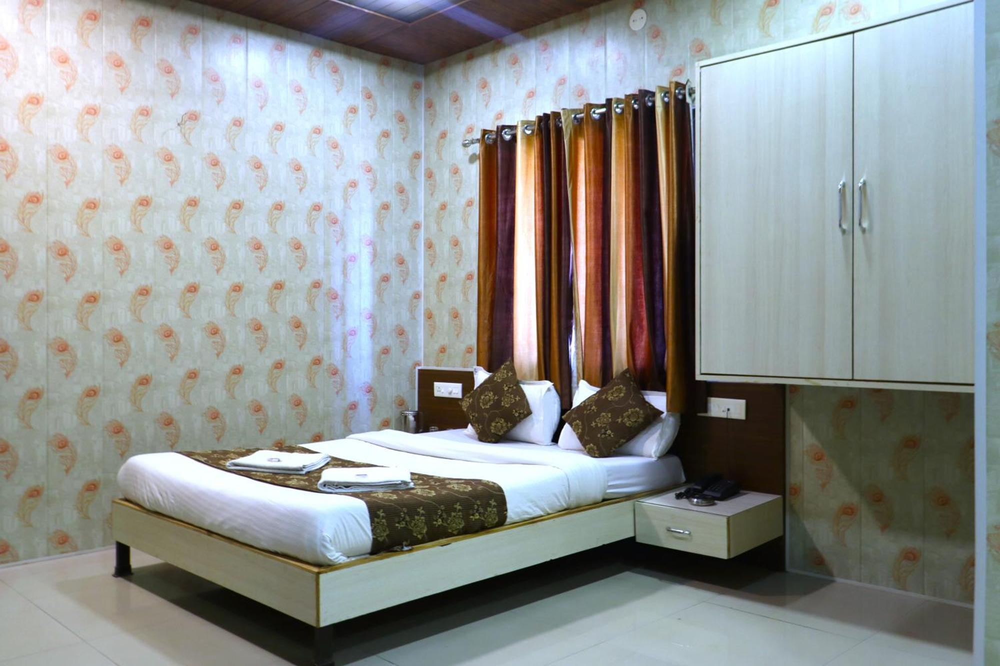 Hotel Midtown Inn Nashik Buitenkant foto