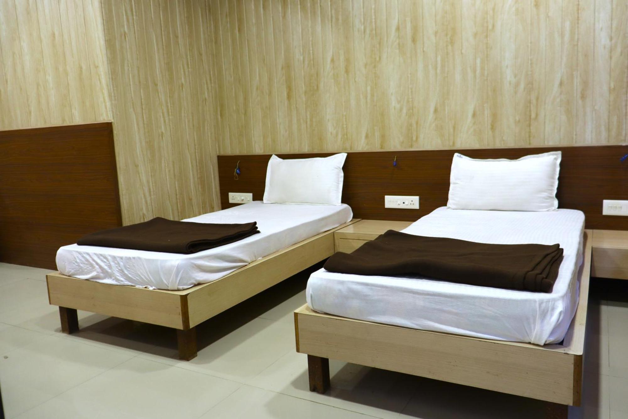 Hotel Midtown Inn Nashik Buitenkant foto