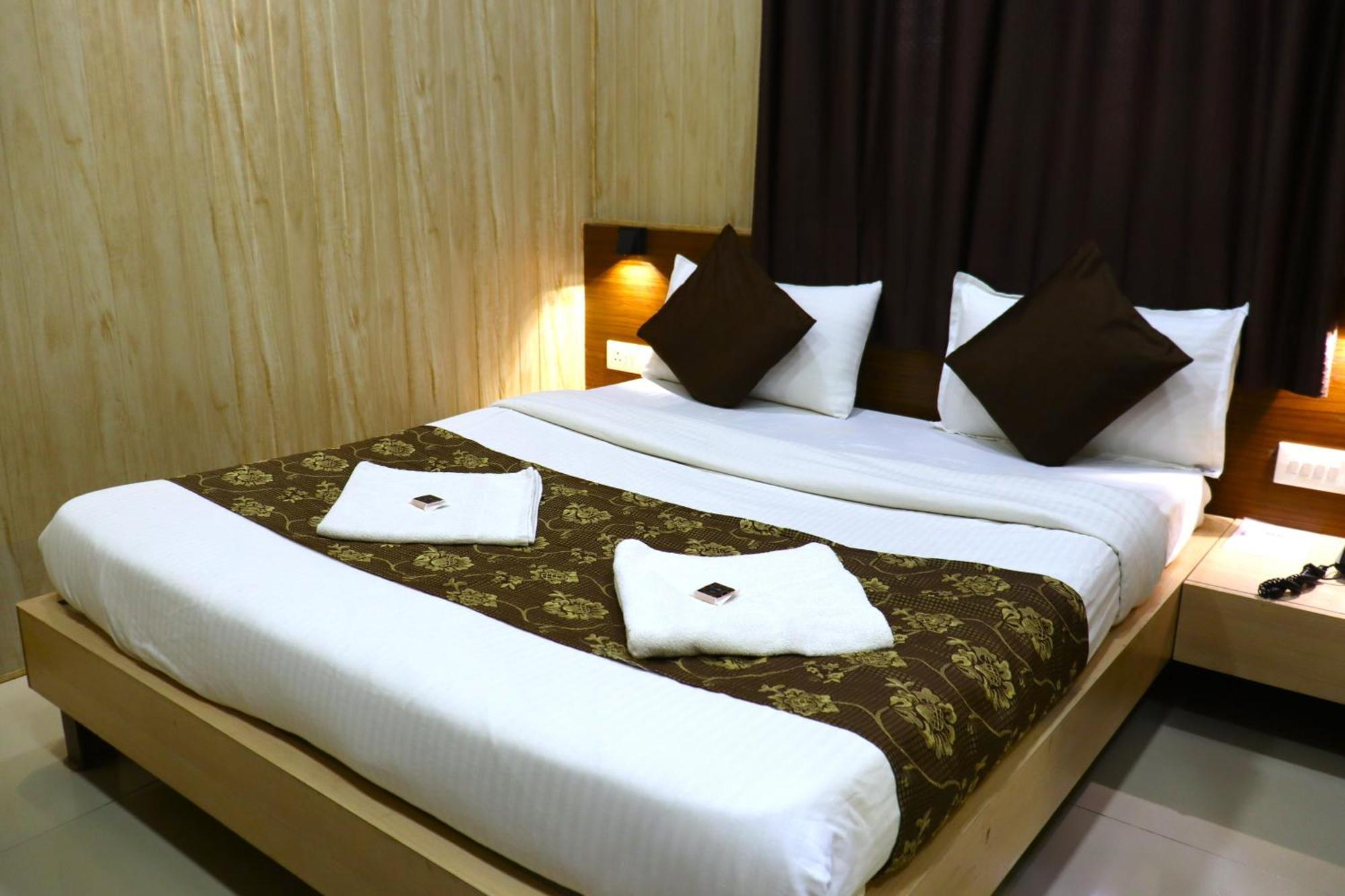 Hotel Midtown Inn Nashik Buitenkant foto