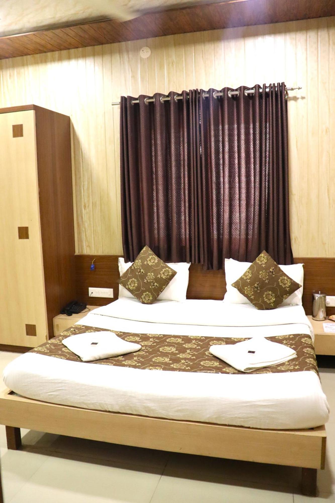 Hotel Midtown Inn Nashik Buitenkant foto